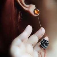 Les voix des Ancêtres 🏵️ 

Les fleurs de Cempasúchil, oeillets d’Inde, fleurs d'or et de feu, sont les fleurs sacrêes de la fête des morts et des ancêtres au Mexique. Leurs pétales d’un orange ardent semblent porter en eux une flamme de vie 🔥 

Pour El Día de los Muertos, on les dépose en guirlandes, en tapis de lumière, ou en offrandes sur les ofrendas. On dit que leur parfum intense si puissant guide les âmes qui traversent le voile jusqu'à leurs maisons et leurs proches. Chaque pétale est une lueur intense pour éclairer leurs chemins 🕯️ 

Symbole de vie éphémère et de renaissance, l’œillet rappelle que la mort n’est pas une fin, mais un passage. Sa couleur solaire est celle de la chaleur et de l’éternité, son éclat embrase la nuit et console les vivants 🏵️ 

Dans sa simplicité fragile, il incarne le lien entre les mondes, la mémoire qui survit, et l’amour qui traverse le temps.
Ainsi, le cempasúchil n’est pas seulement une fleur mais une porte, un fil de lumière entre les vivants et les morts, une promesse que rien n’est jamais perdu tant que les cœurs se souviennent 🧡 

Pour suivre la voix des Ancêtres ce soir c'est une paire de boucles d'oreilles unique que je vous présente. En argent massif 925 et toujours entièrement faites main à l'atelier 🏵️ 

Des ambres baltiques au orange lumineux et intense pour guider les âmes et de jolies fleurs de Cempasúchil pour se balancer avec magie à vos oreilles et écouter les voix des ancêtres 🧡 

Très légères et douces à porter 🙏 

Pièce unique, disponibles le lundi 13 octobre à 20h pour la nouvelle collection ~ La route des Sorcières ~ 🧙‍♀️🐈‍⬛✨ 

#cybijoux #creatricefrancaise #witch #witchjewelry #metalsmith #jewellery #sterlingjewelry #witchcraft #artist #witchyvibes #jeweler #jewel #jewellerydesign #diadelosmuertos
#autumn #mexique #pumpkin #magic #autumniscoming #pumpkinseason #halloween #spooky #samhain #fall #pumpkins #fallvibes #autumnvibes #spookyseason #autumnleaves #esoteric