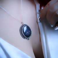 Les éclats d'infini 🌌
Voilà, c'est ici que s'achève notre voyage céleste.. Au coeur de la nuit, sous un ciel étoilé d'infini ✨
La nuit ne cherche pas à rassurer.
Elle est vaste, entière, indomptable 🌌
Et puis, doucement, elle entrouvre une porte vers quelque chose de plus grand 🙌🏻
Les étoiles savent déjà ton nom, avant même que tu ne le prononces 🌟
Et dans ce noir immense, qui n’enferme rien mais qui contient tout,
reconnais toi enfin sans limite, sans bord, sans fin — Tu es infinie 🌌
Ce soir c'est une dernière master pièce que je vous présente. En argent massif 925, et toujours entièrement faite main à l'atelier ✨
Elle protège en son coeur une incroyable pierre de iolite dans laquelle vous pouvez voir se dessiner tout un univers, des milliers d'étoiles ✨
Un voyage à elle seule 🥹
Au dos, comme un secret bien gardé, j'y ai gravé pour vous ces mots " je suis infinie " pour ne jamais oublier que tout en vous est plus vaste que vous ne l’imaginez 🌌
Ainsi que deux délicats colliers talismans protégeant eux aussi de merveilleuses iolite aux reflets de galaxies 💜
Pièces uniques, disponibles demain , le lundi 23 mars à 20h pour la sortie de la nouvelle collection Les Couleurs du Ciel ~ 🌅☁️✨
#cybijoux #jewelry #space
#stars #jewelerdisgner