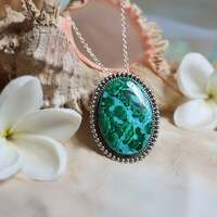 Hawaiki - Le coeur des Ancêtres 🩵 

Le coeur se souvient toujours des racines qui nourrissent l'âme 🙏✨️ 

Au creux de l'océan Pacifique, au-delà des brumes du souvenir, on raconte que se trouve une île que nul ne peut tracer sur une carte, on l'appelle Hawaiki, le berceau des Ancêtres 🗺 

De cette île sont partis les premiers souffles des peuples Polynesiens, les premiers noms, leurs premiers pas. Les ancêtres, portés par les étoiles, guidés par le vent et le silence des vagues, ont traversé les Terres 🌍 

Les anciens disent qu’Hawaiki était la maison.
Avant les pirogues, avant les chants, avant la séparation 🛶 Un continent oublié, englouti peut-être, ou maintenant bien caché.. 🌊
Mais qu'une fois notre vie achevé,  nous y retournerons 🩵 

Peu importe d'où ils viennent, les ancêtres ne nous quittent jamais vraiment 🙏
Ils chuchotent, doucement, dans les creux du vent, dans les reflets des pierres, dans le silence des rêves. Ils tissent des liens, des rencontres, des signes dans notre chemin de vie, pour que la lumière continue d'y danser portée par leur magie ✨️ Ils veillent, ils guident. 

Ce soir c'est une première master pièce que je suis heureuse de vous présenter. En argent massif 925 et toujours entièrement réalisée main à l'atelier par mes soins 🔥 

Une incroyable pierre de chrysocolle malachite dans laquelle j'ai tout de suite vu un monde entier se dessiner 🗺 

Je l'ai habillée d'argent, sertie de magie et j'ai voulu laisser toute la place à la beauté unique de cette pierre. Une des plus belles que j'ai vue à ce jour 🥹 Pour vous laissez vous perdre dedans, ou vous retrouver 🩵 Imaginer ces terres sacrées, là où les ancêtres vous appellent avec puissance 🙏 

Au dos, comme une secret bien gardé rien qu'à vous, j'y ai gravé un à un ces mots " Les ancêtres me guident ", pour ne jamais oublier qu'ils ne sont jamais vraiment partis, qu'ils sont toujours là, dans chacun de vos pas, pour vous montrer la voix ✨️ 

Et vous quels ancêtres resentez-vous tout près de vous sur votre chemin de vie ? 

Pièce unique, disponible le lundi 28 juillet à 20h pour la sortie de la nouvelle collection ~ Les Chants Du Pacifique ~ 🏝🌺🐚