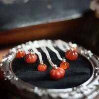 Les citrouilles ensorcelées 🎃 

Nous avons quitté la Nouvelle Orléans pour reprendre notre route des sorcières.. 🧙🏻‍♀️ 

Nous arrivons ce soir à Salem ✨

L’air y est chargé d’une mémoire ancienne, celle des voix étouffées, des secrets murmurés au vent et des flammes qui, jadis, crépitaient dans l’ombre 🔥 

La ville nous accueille aujourd’hui sous un autre visage, ses rues, ses porches et ses jardins se parent de citrouilles innombrables, lanternes veillantes sur chacun de nos pas. 

Elles sont les phares d’un monde entre les mondes, rappelant que la lumière peut jaillir du cœur même de l’obscurité 🎃 

En magie, la citrouille est plus qu’un fruit de la terre. Elle est le ventre rond de la Mère nourricière, la matrice qui protège la lumière en son cœur. Creusée et illuminée, elle devient lanterne de passage, guidant les vivants comme les esprits à travers le voile. 

Chaque citrouille, portée contre soi ou posée sur un seuil, est un sort silencieux, un appel à l’abondance, car sa rondeur évoque la prospérité des récoltes 🎃 

Une protection contre les mauvais esprits, elles sont un symbole puissant d’abondance, de chance, de vie et de prospérité, mais aussi de nouveau départ et de transformation 🧡 

À chaque coin de rue, une lueur orange nous guide, comme si Salem toute entière devenait un autel vivant, pour célébrer la magie, la nuit et la mémoire des sorcières 🧙🏻‍♀️ 

Nous savons que nous sommes arrivées là où magies, histoires et légendes se rejoignent.. ✨ 

Voici donc de petites citrouilles talismans, à garder tout près de vous 🎃 

Deux modèles, grandes et petites citrouilles, scupltées toutes en pierre magique de cornaline au orange lumineux 🧡 

Disponibles le lundi 13 octobre à 20h pour la nouvelle collection ~ La route des Sorcières ~ 🧙‍♀️🐈‍⬛✨ 

#cybijoux #creatricefrancaise #witch #witchjewelry #metalsmith #jewellery #sterlingjewelry #witchcraft #artist #witchyvibes #jeweler #jewel #jewellerydesign #pumpkinjewelry #autumn #gothic #pumpkin #pumpkinpatch #autumniscoming #pumpkinseason #halloween #spooky #samhain #fall #pumpkins #fallvibes #autumnvibes #spookyseason #autumnleaves #esoteric