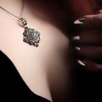 Bijoux de Magies restaurées  ✨️ 

Chaque bijou a une histoire.. et certaines prennent parfois des tournants différents. Figé dans le temps, endormi dans le fond d'un tiroir secret, oublié sur une étagère ancienne, caché dans le coeur d'une malle d'un vieux grenier.. 🕰 

Qui est il ? 
À qui a-t-il appartenu ?
Quelles aventures a-t-il déjà vécu ? 
À quelle époque ? 
Dans quel milieu ? 
Pour qui ? 

À nous de le découvrir ou de le réinventer ensemble..Restaurons des magies perdues ✨️ 

Ce soir, quatre nouveaux bijoux de magies restaurées cherchent à continuer d'écrire leur histoire auprès de vous 🤍 

🌸 Le Florissant, un collier de période art nouveau, fin 19ème début 20ème siècle. Délicatement ouvragé avec sa jolie fleur printanière au centre et ses courbes typiques de l'art nouveau. 
Un Bijou qui a deja plus de 100 ans d'existence et de magie à vous raconter 🥹✨️ 

☀️ La Solaire, une bague période années 60, protégeant de merveilleuses pierres de citrine au jaune puissant. Un petit soleil à votre doigt pour le printemps.
C'est une taille fixe 60 ✨️ 

💙 L'Éthnique, bague Afghanne des années 70, merveilleusement ouvragée et portégeant de superbes pierres de lapis lazuli. Un ensemble puissant et un savoir faire unique ✨️ 

🪢 L'Herculienne, une reproduction de la bague du noeud d'Hercule en or qui est présentée au musée du Louvre. C'est un protecteur puissant. Il symbolisait la force, la puissance et l'amour.
C'est une taille fixe 51 ✨️

Tous en argent massif 925 et en parfait état. Entièrement restaurés par mes soins à l'atelier 🤲 

Ce ne sont que des pièces uniques et  elles sont toutes disponibles dès maintenant sur la boutique en ligne 🤍 

C'est laquelle votre préférée ☺️ ?  
🌸☀️💙🪢 

#cybijoux #metalsmith #silverjewelry #jewelry #jewellerydesign #ladysmith  #faitmain #handemade #artnouveau #ethnic #smallbusiness #bijouterie #vintage #vintagestyle ##vintagejewelry #antiquejewelry #history