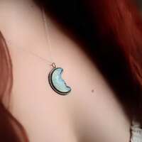 Hina - La magie des cycles 🌙

Hina gouverne la lune, et la lune gouverne les marées. Celles de l'eau et celles de l'âme 🌊

Elle connaît le va-et-vient des émotions, les flux invisibles du cœur, les reflets changeants de vie..

À ceux qui écoutent, Hina offre la sagesse des cycles 🌙 Elle rappelle que chaque émotion a son temps, comme chaque marée a son mouvement. Qu’il faut parfois sombrer pour mieux remonter, et lâcher prise pour pouvoir respirer à nouveau, comme l’océan qui se retire sans crainte, pour mieux revenir. 

Elle nous rappelle que tout passe, la tristesse comme la joie, la peur comme le désir, et que chaque nuit apportera avec elle une nouvelle lune 🌚

Dans chaque tempête apaisée, dans chaque marée relâchée, Hina murmure.. 
" Tu es faite de cycles, pas de chaos. Tu es faite de lumière, même dans l’obscurité. " 🤍

Elle est la présence tranquille qui veille pendant que l’on se retrouve.
La lune ne nous abandonne jamais 🌙

Pour terminer notre rencontre avec Hina, ce soir ce sont deux colliers talismans que je vous fait découvrir. En argent massif 925 et toujours entièrement réalisées main par mes soins à l'atelier 🔥

De merveilleuses lune en pierre de calcédoine bleue , entièrement sculptées d'un visage doux et de fleurs délicates 🌙🩵

De vrais talismans pour honorer notre Déesse de la lune 🌚

Pièces uniques, disponibles le lundi 28 juillet à 20h pour la sortie de la nouvelle collection ~ Les Chants Du Pacifique ~ 🏝🌺🐚 

#cybijoux #metalsmith #silverjewelry #jewelry #jewellerydesign #summer #silver #handmadejewelry #polynesian #tahiti #maori #hawaii #polynesia #newzealand #aotearoa #handmadejewelry #tahitianpearljewelry #tahitianpearls #tiki #mana #koru #tribal #tatau #sea #polynesianjewelry #moon #tahitianjewelry #maorijewelry