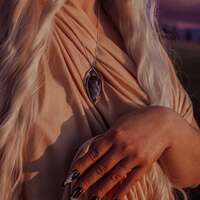 Les chemins d'ombre 🖤
Puis le jour se retire lentement et la lumière devient fragile comme un secret.. 🌅
C’est l’heure où le monde retient son souffle.
L’heure où les ombres s’étirent.
L'heure où les frontières s’effacent.
C'est le moment où les rêves préparent déjà leur passage pour revenir parmi nous ✨
Un moment qui n'appartient ni au jour, ni à la nuit. Un seuil entre deux mondes 🌓
Car certaines choses ne naissent qu’à cette heure suspendue.
Le crépuscule n’est pas une fin.
C’est un passage.
Au crépuscule, tout commence.. 🌌
Ce bijou porte la magie de cet instant, l'ouverture des nouveaux chemins 🖤
Ce soir c'est un médaillon unique que je vous présente en argent massif 925 et toujours entièrement fait main à l'atelier 🤲🏻
En son cœur, il protège une incroyable labradorite aux reflets de crépuscule merveilleux et au creux de son arche une iolite remplie d'étoiles ✨
Dans son dos, j'y ai gravé comme un secret bien gardé, un à un pour vous ces mots " Au crépuscule tout commence " pour ne jamais oublier que chaque fin du jour et le début d'un autre chemin 🖤✨
Pour ce médaillon, voici de nouvelles photos en collaboration avec @feaphoenix 📸✨
📸 1 & 7 : Photographe @feaphenixphoto
Modèle photo : camille_fshr_
📸 4 : Photographe et modèle @feaphenixphoto
Pièce unique, disponible lundi 23 mars à 20h pour la sortie de la nouvelle collection Les Couleurs du Ciel ~ 🌅☁️✨
#cybijoux #jewelry #skylover #skyjewelry #celestialjewelry