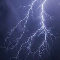 Les Couleurs du Ciel 🌅☁️✨
Puis, le ciel change.
Il se charge, il gronde, il frémit, il se souvient de sa puissance.
L’orage arrive, majestueux. Indomptable 🖤
Il nettoie l’air, bouleverse les certitudes, libère ce qui doit être libéré ⚡Dans ses éclairs, il y a du pouvoir, du courage, de la vérité nue.
Ces ciels-là parlent de tempêtes à traverser, de métamorphoses, de forces enfouies qui réclament juste un peu de lumière 🌪️
Ils nous rappellent que la beauté peut être sauvage, intense, électrique 🌩️
Des ciels qui s’assombrissent.
Des vents qui bousculent ce que l’on croyait immobile. Pour fracturer des silences et ouvrir des passages ✨
L’orage n’est pas toujours là pour briser, il révèle aussi ⚡
Danser au cœur de l'orage, parce que derrière chaque tempête, un nouveau ciel finit toujours par s’ouvrir 🌅
Et vous, qu'aimeriez vous laisser à l’orage ?
Voici, ce soir, la deuxième photo d’illustration qui accompagnera vos jolies commandes de cette collection ⚡
La nouvelle collection ~ Les Couleurs du Ciel ~ sortira le lundi 23 mars à 20h 🌅☁️✨
#cybijoux #jewelry #jewellery #skylovers #magical