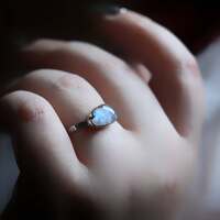 Les enfants du ciel 🌥️
" J’apporte des pluies fraîches aux fleurs altérées depuis les mers et les rivières ; je porte une ombre légère pour les feuilles quand elles reposent dans leurs rêves de midi. De mes ailes je secoue les rosées qui éveillent chaque bouton délicat, quand ils se balancent bercés sur le sein de leur mère qui tourne autour du soleil 🌥️
Je manie le fléau de la grêle fouettante et je blanchis les plaines vertes dessous ; puis je me dissous encore en pluie et je ris en passant dans le tonnerre. Je flotte au-dessus des montagnes et des forêts, je me balance au-dessus des vagues ; je fais naître les ombres qui reposent sur les lacs silencieux.
La lune se lève derrière moi et tisse dans mes voiles un palais pâle ; et quand je m’efface dans la nuit, les étoiles brillent à travers moi ✨
Je suis la fille de la Terre et de l’Eau, et l’enfant chéri du Ciel ; je traverse les pores de l’océan et des rivages — je change, mais je ne meurs jamais ☁️
Car lorsque le soleil brûlant a bu les mers et les rivières profondes, je m’élève légère des ailes du vent pour rafraîchir leurs cendres.
Et quand je bâtis mon tombeau de pluie dans l’arc du soleil couchant, je ris silencieusement de mon propre cénotaphe et je me relève pour le détruire encore. "
Traduction du poème The Cloud de Percy Bysshe Shelley ☁️
Ce soir ce sont trois bagues délicates, de précieux nuages, que je vous présente ✨ Toutes en argent massif et entièrement faites main à l'atelier.
Pour garder toujours un peu de leur magie à portée de vos doigts ☁️
Disponibles lundi 23 mars à 20 h pour la sortie de la nouvelle collection ~ Les Couleurs du Ciel ~ 🌅☁️✨
#cybijoux #jewelry #skylover #skyjewelry #clouds