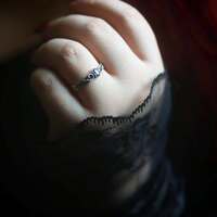 Le serment de Monzie 💙 

Notre route nous mène à présent dans les terres mystérieuse de l'Écosse 🏴󠁧󠁢󠁳󠁣󠁴󠁿

Là où le vent porte avec magie le murmure d'un nom, celui de Kate McNiven, la dernière sorcière de Monzie 🧙🏻‍♀️ 

On dit qu’elle parlait aux pierres, qu’elle connaissait le langage secret des sources et des herbes guérisseuses, et que les oiseaux se posaient sur ses mains sanctuaires 🐦‍⬛ 

Mais la peur est plus forte que la sagesse. Un soir de 1715, le village la condamna au feu. Mais tandis que les flammes s’élevaient, Kate ne leur offrit ni cri ni larme. Elle leva la tête, et dans un dernier geste de défi, elle cracha une pierre d'un bleu profond aux reflets de saphir, perle arrachée à son collier talisman ✨ 

La légende raconte que cette pierre fut recueillie par le laird Graham d’Inchbrakie, et montée en anneau. 

Kate y avait lié sa parole à jamais 🧙🏻‍♀️
Tant que cette pierre demeurerait entre les murs de Monzie et dans la lignée des Graham, la prospérité serait assurée. Mais si jamais elle venait à être perdue, ou offert à un autre sang, ruine et malheur suivraient, détruisant héritage et descendance des Graham. 

Ainsi, Kate McNiven ne mourut jamais vraiment. Son anneau la rendit ombre qui se tient derrière leurs pas. Tant qu'il brillera dans leurs murs, ils porteront sa mémoire et le poids de leurs flammes. Elle devint celle qu'ils ont cru éteindre 🔥 

Son anneau est bien plus qu’un bijou c’est une mémoire ✨ 

Aujourd’hui encore, si l’on écoute la nuit à Monzie, on peut entendre la voix de Kate portée par le vent, chuchoter " Je suis le feu que vous n’avez pas éteint et je suis la pierre que vous ne pouvez briser. " 🧙🏻‍♀️ 

Pour honorer la mémoire de Kate McNiven, j'ai créé pour vous un anneau unique ✨ En argent massif 925, fait main à l'atelier et toujours en taille ajustable. 

Pour une pierre d'un bleu profond aux reflets de saphir, une merveilleuse cyanite,  et pour mélanger les destins, des entrelacs précieux 🧙🏻‍♀️💙✨ 

La magie ne s’éteint pas, elle se transmet, étincelle après étincelle. 

Pièce unique, disponible le lundi 13 octobre à 20h pour la nouvelle collection ~ La route des Sorcières ~ 🧙‍♀️🐈‍⬛✨