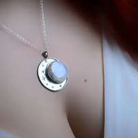 Jólmáni - Lune de Yule 🌙
Sous les longues nuits du Nord,
quand la neige écoute, s’élève la Jólmáni - la Lune de Yule, gardienne des passages 🌕
Une seule lune parmi toutes, qui possède le pouvoir d’ouvrir un passage entre les mondes, celle qui se lève au cœur de l’hiver
quand la nuit est la plus longue
et que le souffle du monde semble presque immobile ❄️
Elle brille là où le soleil dort encore.
Les Norses disaient qu’alors,
les esprits bienveillants pouvaient traverser la nuit pour marcher quelques instants auprès des leurs, que les guides ouvraient des portes invisibles et murmuraient aux cœurs attentifs le chemin à suivre.. ✨
Pour les anciens peuples nordiques,
Jólmáni était un seuil. L’instant de magie où la nuit accepte d’offrir un peu de son mystère et de rappeler que rien n’est jamais vraiment séparé, ni les mondes, ni les êtres 🤍
Sa lumière n’éclaire pas, elle révèle.
Elle fait apparaître ce que l’on porte en soi et qui ne cède jamais vraiment à l'Hiver 🙏🏼
Pour honorer Jólmáni, ce soir ce sont deux bijoux uniques que je vous présente. En argent massif 925 est toujours entièrement réalisés main à l'atelier.
Un collier lune qui protège une merveilleuse pierre de lune belomorite aux reflets bleutés ✨Et une bague triple lune, texturée avec magie, protégeant une incroyable péristérite blanche aux reflets bleutés également 💙
Alors plutôt bague ou collier ☺️✨ ?
Toutes les bagues de l'atelier sont toujours en taille réglables, pour s'ajuster à tous vos besoins et à toutes les morphologies 🙏🏼
Pièces uniques disponibles lundi prochain le 8 décembre à 20h pour la sortie de la nouvelle collection ~ La Poésie du Froid ~ 🤍🌬️❄️
#cybijoux #hiver #witch #metalsmith #jewellery #sterlingjewelry #winterwitch #artist #witchyvibes #jeweler #jewelry #christmasaesthetic #jewellerydesign #bijouxfaitmain
#silverjewelry #artisanat #faitmain
#artisandefrance #winteraesthetic #hiver #christmasgiftideas #winter #neige #noelaesthetic #ideecadeau #christmas #snow
#cadeaufaitmain #noel2025 #yule