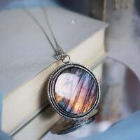 Les promesses de l'Aube 💜 

L'Aube est une promesse.
Celle offerte chaque jour ✨ 

Celle des possibles qui attendent, celle des opportunités cachées, celle des graines prêtes à éclore, celle des lendemains moins lourds, celle des recommencements silencieux, celle des amours à laisser grandir, celle de la vie à embrasser pleinement, celle des choix justes, celle des intuitions à suivre, celles des nouvelles lumières, celle des destins à écrire.. 

Ce bijou est là pour vous le rappeler 🙏🏻 Chaque matin porte sa propre magie, chaque Aube est une chance nouvelle, une promesse,  une liberté, de toujours recommencer 💜 

Et vous, quelles promesses aimeriez-vous offrir à l'Aube 🌅 ? 

Un médaillon unique que je vous présente. En argent massif 925, et entièrement réalisé main par mes soins à l'atelier 🤲🏻 

En son cœur, il protège à nouveau une incroyable labradorite aux reflets merveilleux ✨ 

Dans son dos, j'y ai gravé comme un secret bien gardé, un à un pour vous ces mots " L'Aube est une promesse " pour ne jamais oublier que chaque jour est une magie nouvelle 💜✨ 

Pièce unique, disponible lundi 23 mars à 20h pour la sortie de la nouvelle collection Les Couleurs du Ciel ~  🌅☁️✨ 

#cybijoux #jewelry #skylover #skyjewelry #celestialjewelry