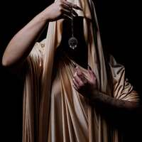 Les Protectrices 🌚
Puis le jour s'est couché, et dans le silence de la nuit elle apparaît, compagne de ses heures secrètes 🌙
Depuis toujours, elle murmure aux femmes, aux eaux, aux songes.
On dit qu’elle guide les marées, les cycles, les cœurs et les renaissances.
Dans les légendes, elle est déesse, gardienne des seuils, miroir des mondes cachés. Chez les Grecs, elle porte le nom de Séléné, traversant le ciel dans son char d’argent. Dans les îles lointaines, elle prend le nom de Hina, déesse de la lune et des cycles, gardienne des transformations et des renaissances. Dans de nombreuses traditions, la lune est associée aux mystères, à la magie, à la divination, au feminin sacré, aux rêves prophétiques..
Elle ouvre les portes de ce qui ne se voit pas 🌚
Toujours liée à ce qui échappe au regard du jour. Elle n’éclaire pas comme le soleil, elle révèle autrement.
Symbole puissant de magie, de cycle éternel, d'intuition profonde.
Porter la lune, c’est honorer, sous sa protection, ses propres marées intérieures, son instinct, ses phases 🌒🌓🌔
C'est se donner le droit d’être multiple.
Changeante.
Sensible.
Puissante.
La lune nous enseigne que rien n’est figé, que tout évolue, se transforme, même dans l'ombre..
Que parfois on peut aussi disparaître pour mieux renaître 🌚
Car la puissance ne réside pas seulement dans la stabilité, mais aussi dans la capacité à évoluer 🌒🌓🌔
Ce soir ce sont deux nouveaux médaillons talismans que je vous fais découvrir. En argent massif 925 et toujours entièrement faits main à l'atelier ✨
Chacun protège une merveilleuse pleine lune et son doux visage, en bois de rose, sculpté par un artisan à la main et accompagné de ses pierres de lune, pêche et grise 🌙🤍🧡
📸 1 : Photographe et modèle @feaphenixphoto
📸 4 : Photographe @feaphenixphoto
Modèle photo : camille_fshr_
Pièces uniques, disponibles lundi prochain , le 23 mars à 20h pour la sortie de la nouvelle collection Les Couleurs du Ciel ~ 🌅☁️✨
#cybijoux #jewelry #skylover #skyjewelry #celestialjewelry