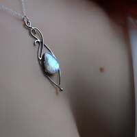 L'héritage des Elfes🧝🏻‍♀️ 

En Islande, quand le vent glisse entre les mousses sombres et les pierres anciennes, on peut parfois entendre des murmures.. 🌬️ 

Huldufólk, le Peuple caché, elfes, fées et trolls, vivent là, entre l’ombre des laves et la douceur des landes, dans ces lieux où la terre respire encore la magie 🧝🏻‍♀️ 

Leur présence n’est jamais brutale, elle frôle, elle effleure, elle chuchote. Elle fait vibrer une pierre, frissonner une herbe, chanter un silence ✨ 

Les Islandais le savent depuis toujours, les pierres ne sont jamais juste des pierres, les chemins ne sont jamais vides, les collines abritent des portes et des secrets qui ne se révèlent que lorsque l’on marche avec respect 🏔️ 

C’est pourquoi, on ne déplace jamais un rocher sans demander la permission. On ne déracine pas une pierre, car elle pourrait être une demeure du petite peuple. Même les routes, les chantiers sont parfois détournés si une "pierre maison" est sur leur chemin et que étrangement il n'y a que des pannes et des imprévus..😏 

Pas par superstition, mais par reconnaissance et respect envers l’invisible ✨ 

Ces bijoux sont des éclats de ces royaumes invisibles, des héritages Elfiques 🧝🏻‍♀️ Des portes discrètes vers les sentiers secrets, vers les collines creuses où dansent les esprits du Nord 🏔️ 

Portez-les comme on porte un secret, avec douceur, avec respect, avec la certitude que quelque chose veille sur vous ✨ Et peut-être qu’un soir, au détour d’une falaise noire ou d’un champ de lave glacé, vous sentirez  leur présence frôler la vôtre 🤍 

Deux colliers en argent massif 925 entièrement réalisés main dans un esprit elfique, par mes soins à l'atelier 🔥 

Chacun protège précieusement sa pierre merveilleuse, une péristérite blanche et une opale monarque au reflet de magie ✨ 

Lequel est votre préférée 🧝🏻‍♀️🤍 ? 

Pièces uniques, disponibles lundi 8 décembre à 20h pour la sortie de la nouvelle collection ~ La Poésie du Froid ~ 🤍🌬️❄️ 

#cybijoux #hiver #witch #metalsmith #jewellery #sterlingjewelry #winterwitch #artist #witchyvibes #jeweler #jewelry #christmasaesthetic #jewellerydesign #bijouxfaitmain
#silverjewelry #artisanat #faitmain
#elf #lordoftherings