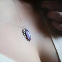 Le Liens du Coeur 💜
La lavande est également liée à l'amour doux et sincère. Contrairement à d'autres plantes associées à la passion, elle symbolise l'attachement paisible, la confiance et l'équilibre🪻
Un amour plus calme, plus profond, construit dans le temps ✨
En magie, elle est souvent utilisée dans les rituels liés à l'amour fidèle plutôt qu'à la séduction. Elle n'est pas associée aux élans brûlants du cœur, mais à cette amour paisible qui grandit avec le temps et résiste aux tempêtes.
Son parfum délicat nous rappelle que l'amour n'est pas toujours une flamme dévorante. Il peut aussi être un refuge. Une présence rassurante. Une main que l'on continue de choisir, jour après jour. Peut-être est-ce là la véritable magie de la lavande, nous rappeler que les liens les plus précieux sont souvent ceux qui apportent paix et sérénité autant que l'amour 💜
Elle demeure un symbole puissant de sérénité, de protection et d'harmonie 🪻
Ce soir ce sont trois pendentifs talismans que je vous présente. Tous entièrement fait main à l'atelier et en argent massif ✨
Deux protègeant des délicats quartz lavande et le troisième une incroyable pierre d'agate raisin, dans lesquels vous pouvez retrouver ce violet tendre des champs de lavande 💜
Tous accompagnés de brin de lavande protecteurs 🪻
À offrir ou à s'offrir pour ne jamais oublier les liens du coeur 💜
Ce sont des pièces uniques, disponibles le lundi 20 juillet à 20h pour la nouvelle collection ~ Un Été Sacré ~ ☀️🌾🔥
#cybijoux #été #sorcière #lavande #bijoux