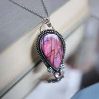 l’Aurore aux doigts de rose 🩷
Quand le monde est encore lourd de nuit, on raconte qu’avant chaque lever du soleil, Éos déesse de l'aurore s’avance aux portes du ciel 🌫️
Ses doigts délicats, teintés d'un rose ancien, portant la mémoire des nuits déjà traversées, effleurent la voûte sombre, repoussent les ombres pour ouvrir un passage sacré et préparer le monde à un nouveau jour.
Ce n’est qu’après son geste délicat
que les dieux solaires sont autorisés à paraître. Sans Éos, le jour resterait prisonnier derrière les cieux.
Ainsi, chaque aube est un rituel répété depuis l’origine. Le toucher même d’une déesse sur le monde 🌅
Avant le soleil, avant l’élan, avant le fourmillement de la vie, il y a ce moment fragile, où la lumière apprend encore à renaître encore et encore. Un instant suspendu, où la nuit n’est pas encore tout à fait partie et où le jour n’est pas encore entièrement roi.
Un moment magique, pour repousser nos ombres 🌖
Et si votre ciel rosit au matin, ce n’est pas un hasard. Ce sont les traces des doigts d'Éos, restée un souffle de plus auprès de vous, pour s’assurer que le monde et votre lumière sont prêts à renaître 🩷
Ce soir c'est un médaillon unique que je vous présente. En argent massif 925, et entièrement réalisé main par mes soins à l'atelier 🤲🏻
Il protège une incroyable labradorite aux reflets roses orangés, et un délicat quartz lavande 🩷
Dans son dos j'y ai gravé un à un pour vous ces mots " Repousser les ombres " pour garder tout la puissance du toucher divin d'Eos avec vous, et faire renaître votre lumière chaque jour, encore et encore 🌅✨
Pièce unique, disponible lundi 23 mars à 20h pour la sortie de la nouvelle collection Les Couleurs du Ciel ~ 🌅☁️✨
#cybijoux #jewelry #skylover #skyjewelry #celestialjewelry