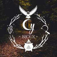 Après vous avoir présenté hier le premier logo de cette nouvelle identité pour l'atelier, voici ce soir le deuxième ✨
 
Vous l'aurez peut-être déjà remarqué, notre chouette a retrouvé sa place centrale 🦉

Elle n'est évidemment pas là par hasard. Elle me suit depuis toujours, c'est même l'emblème de mon poinçon de maître, la signature légale obligatoire sur chacune de mes créations en argent, elle veille sur chacun de vos bijoux secrètement depuis leur naissance 🔥✨

Protectrice, messagère entre les mondes, porte bonheur, guide. La chouette est depuis la nuit des temps symbole puissant de magie et de mystère 🧙🏻‍♀️ 

Une autre facette de l'atelier, mais toujours ce même univers que j'avais envie de retrouver dans cette nouvelle identité, la magie, la nature, la lune, la scie, les pierres, le feu, les liens et toujours sous belle protection de notre gardienne 🦉 

Tous ces petits détails qui racontent si bien notre histoire ✨ 

Toujours imaginé avec @marie_branding_intuitif 🖤 

Ils ont tous déjà une place toute particulière dans mon cœur 🔥
Mais vous , entre le premier et le deuxième, lequel préférez-vous ? 👀

#cybijoux #metalsmith #atelier #artisan #bijouterie
