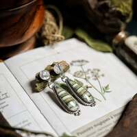 Sauge - Celle qui sauve 🍃 

Planter de la sauge pour que la magie s’installe dans votre maison 🧙‍♀️ 

Pas une magie de puissances et de sortilèges, mais une magie douce, de feu maîtrisé, de regards qui savent et de silences qui pèsent plus que mille mots 🍃 

À celles qui portent le monde sans en avoir le nom. Aux mains guérisseuses emplient de promesses. Plantez-la et chaque feuille parlera pour vous 🌿
Au seuil des mondes, elle veillera ✨️ 

Elle fera danser les ombres hors de votre porte. Elle vous enracinera sans vous enchaîner.
Et votre foyer sera protègé 🙏

Aucun mal n'entrera ici.
Que la paix règne là où tu fleurit..🍃 

Assortie à notre bague ce soir c'est une paire de boucles d'oreilles que je vous dévoile ✨️ En argent massif 925 et toujours entièrement réalisée main par mes soins à l'atelier 🔥 

Toujours l'empreinte précieuse de notre feuille de sauge, immortalisé dans l'argent et prête à vous murmurer tous ses secrets 🧙‍♀️ 

Elle protège de merveilleuses pierres de calcédoine saturne au vert tendre et lumineux 🍃💚 

Pièce unique, disponible le lundi prochain le 19 mai à 20h pour la nouvelle collection ~ Sorcières Vertes ~ 🌿🧙‍♀️🍵 

#cybijoux #metalsmith #bijouterie #magic #witch #witchlife #jewelry #jewellerydesign #ladysmith  #faitmain #handemade #greenwitch #green #mysticjewelry #slowcraft  #witchvibes #naturalwitch #plants #silverjewelry #botanical #forest #witchjewelry #naturemagic #forestwitch #magicaljewelry #herbalwitch #esoteric #artisanbijoutier #flower #Instawitch