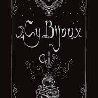 Une année de feu et de magie 🔥✨
Chaque bijou a une histoire et la vôtre commence ici 📖
Je suis de retour à l’atelier et j’avais hâte de vous présenter les nouvelles cartes de visite et d’entretien pour 2026 ✨
Cette année, c’est la magie délicate de @whispers_whispers qui accompagnera la mienne 🔥
Pour une année qui s’ouvre sur un passage, une mue lente où la puissance se révèle et la magie s’incarne encore un peu plus ✨
J’espère qu’elles vous plairont autant qu’à nous 🖤
Encore une fois, merci infiniment ma douce @whispers_whispers pour ton travail incroyable et pour nos échanges précieux 🙏🏻
Si vous ne connaissez pas encore son travail merveilleux, foncez le découvrir 🧙🏻♀️
#cybijoux #metalsmith #jewelry #magical #witch