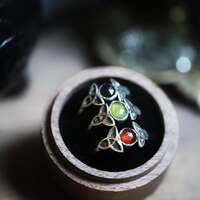 La Lignée 🧙🏻‍♀️ 

Celle que j'étais, celle que je suis, celle que je deviendrai 🌙 

Trois visages du féminin. Trois âges symboliques qui se répondent comme trois phases de la lune. 

Les entrelacs du Triquetra abrite une magie unique, celle de la Fille, de la Mère et de l'Aïeule 🙌🏻 

🌒 La Jeune Fille est celle des commencements. Celle qui découvre, qui rêve, qui apprend encore qui elle est. 

🌕 La Mère est celle qui crée. Pas seulement celle qui donne la vie, mais celle qui donne vie à une idée, un chemin, une œuvre, un amour, une nouvelle version d'elle-même. Elle est la puissance arrivée à sa pleine lumière. 

🌘 Et puis vient l'Aïeule.
Celle qui sait. Celle qui a aimé, perdu, recommencé. Celle qui porte en elle la mémoire de toutes les femmes qu'elle a été et de toutes celles qui l'ont précédée. 

Le Triquetra nous ramène à notre histoire et celle de notre lignée. À celles que nous sommes et celles qui nous accompagnent et nous guident. À Nos filles, nos mères, nos grands-mères et toutes celles qui les ont précédées.. 🧙🏻‍♀️✨ 

Certaines nous ont transmis leurs gestes, leurs histoires, leurs ressemblances, leurs dons. D'autres ne nous ont laissé qu'un nom, une photographie, parfois presque rien, et pourtant, quelque part, leur histoire continue toujours à travers nous 🖤 

Alors pour les avoir toujours un peu auprès de nous, ce soir ce sont trois bagues talismans triquetra que je vous dévoile ✨ Toutes en argent massif est toujours entièrement faites main à l'atelier 🤲🏻 

Chacune est unique car elle protège sa pierre et son énergie, un grenat hessonite, une onyx noire ou une vésuvianite 🧡🖤💚 

C'est laquelle votre petite préférée 😏 ? 

Tous disponibles pour la nouvelle collection " Un automne dans les Highlands " le lundi 12 octobre à 20h 🍂🎃🏰 

#cybijoux #celtic #ecosse #bijouxargent #jewellery