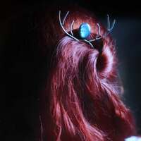 Le Roi de l'Hiver 🦌
Dans les traditions du Nord comme dans de nombreux vieux récits, le Cerf a la place majestueuse du Roi de l’Hiver ❄️
Lorsque les jours raccourcissent et que la terre s’endort sous le froid,
c’est lui qui veille sur la saison blanche 🤍
On dit que sa respiration fait danser la brume, et que son pas ouvre des chemins invisibles 🌬️Ses bois, dressés comme une couronne, sont le symbole puissant de sa souveraineté 🦌 La marque d'un roi qui règne avec sagesse et sans violence, qui protège plutôt qu’il ne conquiert.
Dans la pensée Celtique, les ramures représentaient l’Arbre Sacré, la croissance, l’élévation, la capacité de traverser les cycles de mort et de renaissance. Car chaque année, le cerf perd ses bois pour mieux les faire renaître. Ainsi, il devenait l’image même de la puissance du renouveau au cœur de l’hiver 💙
C’est cette puissance que je veux vous offrir ici 🦌 Des bois de cerf façonnés en argent massif à la main par mes soins, pour accompagner ceux qui ne renonce jamais.
Pour glisser dans vos cheveux la protection du Roi de l'Hiver, une couronne née de la forêt, symbole de renaissance, de force et de sagesse ✨🤍
Pour vous offrir la force de pouvoir renaître, encore et encore 🦌
Voici un peigne à cheveux bois de cerf, en argent massif entièrement fait main et protégeant une incroyable pierre de labradorite bleu 💙
Pièce unique, disponible lundi prochain le 8 décembre à 20h pour la sortie de la nouvelle collection ~ La Poésie du Froid ~ 🤍🌬️❄️
#cybijoux #hiver #witch #metalsmith #jewellery #sterlingjewelry #winterwitch #artist #witchyvibes #jeweler #jewelry #christmasaesthetic #jewellerydesign #bijouxfaitmain
#silverjewelry #artisanat #faitmain
#artisandefrance #winteraesthetic #hiver #christmasgiftideas #winter #neige #noelaesthetic #ideecadeau #christmas #snow
#cadeaufaitmain #noel2025 #dear