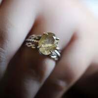 La Porteuse d'Or 🌾 

Le blé est peut-être la plus belle façon qu'a trouvé la Terre de retenir le soleil ☀️ 

Il ne connait pas la précipitation. Il recueille la chaleur, la lumière, les pluies, les vents contraires, pendant de long jours avant d'offrir enfin ses récoltes 🌾

Depuis des millénaires, il est entourée de magie et de mystère. Symbole de prospérité, de fécondité et de vie, offrande des Dieux. Il rappelle que toute richesse naît de patience, de graine semées avec espoir et d'attente. 

En magie, le blé est associé à l'abondance, à la fécondité des projets, à la protection du foyer et à la prospérité. Il nous enseigne que les plus belles récoltes ne sont jamais le fruit du hasard, mais celui de la persévérance. 

À Lughnasadh, le blé est le premier à offrir ses fruits. Mais les moissons ne sont pas seulement le moment de récolter. Elles sont aussi le moment de regarder le chemin parcouru, d'honorer ce qui a grandi et de reconnaître tout ce qui, en silence, a porté ses fruits 🌾 

Ce soir c'est une bague unique que je vous présente. En argent massif 925 et toujours entièrement réalisée main par mes soins à l'atelier 🙌🏻

Elle protège une incroyable pierre de quartz rutilé, dans laquelle ses filaments d'or ressemblent à un champ de blé bercé par le vent 🌾✨ 

J'espère qu'elle vous plaira autant qu'à moi 💍 

C'est une pièce unique, disponible lundi prochain, le 20 juillet à 20h pour la nouvelle collection ~ Un Été Sacré ~ ☀️🌾🔥 

#cybijoux #été #sorcière #tournesol #bijoux