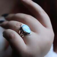 La Treizième Nuit ✨
En Islande, au treizième jour après Noël, lorsque les dernières braises de l’hiver s’accrochent encore aux maisons enneigées, un passage s’ouvre entre notre monde et celui du peuple caché.
Durant cette nuit si particulière, la nuit de Þrettándinn, on allume de grands feux de joie dans la blancheur du froid 🤍 Des feux qui ne servent pas seulement à se réchauffer, des feux qui appellent.. 🧝🏻♀️
On dit que les invisibles, elfes, trolls et fées, marchent à nouveau parmi nous. Ils quittent leurs collines de lave, leurs maisons de pierre et de mousse pour nous rejoindre dans la danse ✨
Autour des brasiers, parfois leurs silhouettes se dévoilent le temps d'un instant.. Un éclat de vêtement dans le vent, un pas léger sur la neige, un chant qui ne ressemble ni à une voix ni au silence. Un instant qui traverse les mondes 🧝🏻♀️
Et lorsque s’éteignent les dernières braises de cette nuit magique, le passage se referme doucement. Mais la lumière que le peuple caché a laissée en nous, elle, reste pour toujours 🤍
Ce soir c'est une bague unique que je vous présente. En argent massif 925 en taille réglable toujours et entièrement faite main à l'atelier 🤲🏻
Une bague Elfique qui porte en elle la lumière précieuse du peuple caché 🧝🏻♀️
Elle protège une incroyable pierre de péristérite blanche aux reflets de magie ✨
Pièce unique, disponible lundi 8 décembre à 20h pour la sortie de la nouvelle collection ~ La Poésie du Froid ~ 🤍🌬️❄️
#cybijoux #hiver #witch #metalsmith #jewellery #sterlingjewelry #winterwitch #artist #witchyvibes #jeweler #jewelry #christmasaesthetic #jewellerydesign #bijouxfaitmain
#silverjewelry #artisanat #rings
#artisandefrance #winteraesthetic #hiver #christmasgiftideas #winter #neige #noelaesthetic #ideecadeau #christmas #lordoftherings
#cadeaufaitmain #noel2025 #elf