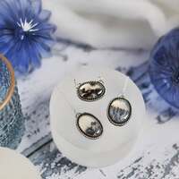 Les matins brumeux 🌫️ 

C'est ici que débute notre nouveau voyage.. Au creux d'un matin d’hiver, où le monde retient son souffle 🌬️ 

Un matin de ceux où la brume se glisse entre les arbres comme un secret cotoneux posé sur une terre encore endormie ☁️ 

Un matin où tout semble suspendu, où les pas se font plus lents, les pensées plus douces, et où les cœurs écoutent attentivement ce que l’aube leur murmure 🌫️ 

La brume protège, enveloppe, transforme. Elle adoucit les contours 🤍 Certaines légendes slaves racontent qu'elle transportent les rêves, ceux qui ne sont pas encore nés, qu'elle offre les idées prêtes à éclore. Elle se dépose sur les terres dans un manteau précieux, et les rêves tombés au sol se transforment en projets, en intuitions, en idées ✨ 

Les matins brumeux portent en eux cette magie silencieuse, l'aube d'un commencement.. 

Et vous quels rêves aimeriez-vous y déposer ? 🌫️

C’est de cette ambiance unique que j'ai fait naître ces bijoux. Trois médaillons en argent massif, et une bague protégeant d'incroyables pierres d'agate dendritique dans lesquelles j'ai tout de suite vu ce dessiner de vastes forêts drapées de brume, ces paysages mystiques que j'aime tant ☁️ 

Je les aient habillé d'argent ✨ Chacune est unique et vous emmènera au coeur d'un lieu qu'elle seule protège ☁️🌲 

Pour pouvoir plonger dans ses petites fenêtres d'évasion dès que vous en ressentirez le besoin 🌫️ 

Pièces uniques disponibles lundi 8 décembre à 20h pour la sortie de la nouvelle collection ~ La Poésie du Froid ~ 🤍🌬️❄️ 

#cybijoux #hiver #witch #metalsmith #jewellery #sterlingjewelry #winterwitch #artist #witchyvibes #jeweler #jewelry #christmasaesthetic #jewellerydesign #bijouxfaitmain
#silverjewelry #artisanat #faitmain
#artisandefrance #winteraesthetic #hiver #christmasgiftideas #winter #neige #noelaesthetic #ideecadeau #christmas #snow
#cadeaufaitmain #noel2025 #yule