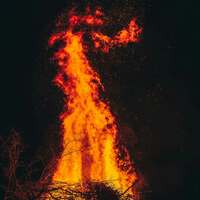 Un Été Sacré ☀️🌾🔥 

Entendez-vous déjà les crépitements du feu ? Chaque flamme vous raconte elle aussi une histoire ✨ 

Le feu sera un guide précieux pour cette nouvelle collection 🔥 

Je vous emmènerai au cœur d'anciennes traditions, découvrir des rites estivaux, vivre les sabbats de Litha et de Lughnasadh 🌾

Célébrer la vie dans son apogée, danser autour du feu, ressentir toute l'abondance que nous apporte cette lumière ☀️ Les mains réchauffées par les flammes et le cœur rempli de cette joie solaire qui embrase les longues nuits d’été 🌻 

Depuis toujours, le feu accompagne les moments de célébrations sacrées. Les grands brasiers des nuits d'été, des flammes dressées face à l'obscurité pour protéger, purifier, appeler l’abondance, pour célébrer la lumière 🔥 

Au fil de cet Été Sacré, nous traverserons les flammes des feux de joie mais aussi celles, plus silencieuses, 
de nos mondes intérieurs ❤️‍🔥
Elles viendront réveiller celles que nous portons au fond de nous, les nourrir, les faire grandir. Raviver ce feu intérieur que l’on oublie parfois, mais qui continue pourtant toujours de danser parmi nos ombres 🔥 

Voici la deuxième photo d'illustration que j'ai choisie pour accompagner vos jolies commandes d'été pour cette nouvelle collection 🌾✨ 

La nouvelle collection ~ Un Été Sacré ~ sortira le lundi 20 juillet à 20h ☀️🌾🔥 

#cybijoux #summer #witch #jewelry #mystical