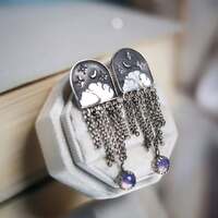 L'arche des mondes ✨
Elles portent la nuit comme un secret.
Une fenêtre sur un ciel de magie où la lune attend derrière les nuages ☁️
Tous les rêves ne sont pas faits pour disparaître au matin vous savez..
Certains reviennent parce qu'ils ont encore quelque chose à vous dire.
Ils sont des passages, des murmures laissés par l’invisible pour guider vos pas 🩷
Ces boucles d’oreilles sont nées de ces passages. Une arche entre le monde visible et celui où les songes prennent forme ☁️
Au creux d'une nuit d'argent, veillée par la lune, de fines chaînes laissent glisser les rêves vers le réel, goutte après goutte, lentement, pour vous guider ✨
Portées, elles murmurent aux oreilles des âmes sensibles " Ce que tu rêves te protège. " 🩷
Ce soir c'est une paire de boucles d'oreilles que je vous présente. En argent massif 925 est toujours entièrement réalisé main par mes soins à l'atelier 🤲🏻
Deux petites fenêtres de ciel onirique, protégeant chacune un quartz lavande au rose tendre et merveilleux 🩷
Pièce unique, disponible lundi 23 mars à 20h pour la sortie de la nouvelle collection Les Couleurs du Ciel ~ 🌅☁️✨
#cybijoux #jewelry #skylover #skyjewelry #celestialjewelry