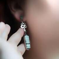 Les murmures de Méduse 🐍 

La force naît le plus souvent de la douleur et les légendes cachent bien des vérités oubliées.. 

Vous l'aurez compris, Méduse m'a beaucoup inspiré pour cette collection 💚 

Ces bijoux sont un fragment de son histoire. Parés d’argent et de mystère, inspirés de son pouvoir ancestral. Symbole de force et de résilience, ils murmurent à l’oreille de celle ou celui qui les porte : " Tu es plus que ce qu’on dit de toi " 🐍💚✨️ 

Ce soir ce sont trois bijoux que je vous présente ✨️ Tous en argent massif 925 et entièrement réalisés par mes soins, à la main, dans mon atelier 🔥 

Une paire de boucles d'oreilles serpents, protégeant de merveilleuses pierres de serpentine et de calcédoine saturne aux verts magiques 💚 

Une torque en argent massif pour s'enrouler avec douceur autour de votre cou et vous protéger 🐍 

Puis un tour d'oreille, doux et léger à porter, réglable à votre guise pour s'adapter à toutes les morphologies, un conseiller fidèle qui murmurera à votre oreille ✨️ 

Vous avez un petit préféré 💚 ? 

Toutes des pièces uniques disponibles lundi 24 mars à 20h pour la nouvelle collection ~ Les secrets de l'Olympe ~ 🏛✨️🏹 

#cybijoux #metalsmith #silverjewelry #jewelry #jewellerydesign #ladysmith #witchjewelry #silver #witch #gods #bijouterie #handemade #artist #joaillerie #witchjewellery #bijoux #faitmain #creatricefrancaise #medusa #greece #mythology #grecia #greceantique #greek #medusa #snake #feminist