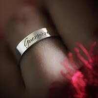 Les Insolentes ❤️‍🔥

Une nouvelle insolente est née avec vous, et elle est : ⚔️ Guerrière 

Sous ses doigts, l’argent porte la mémoire des batailles, celles que l’on livre en silence, au creux de soi, ou celles que l’on crie au monde entier ❤️‍🔥

Pour ne jamais oublier notre force et embrasser notre propre puissance 🔥

La bague Guerrière et toutes les autres Insolentes sont disponibles dès à présent en précommande sur la boutique en ligne dans la section " collection permanente" à votre taille ou en taille ajustable au choix ✨

#cybijoux #warrior #women #jewelry #witch