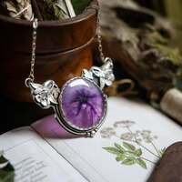 L'Ancolie - La main de Sorcière 🧙‍♀️ 

Sauvage et magnifique, cette belle de la nature dissimule ses pouvoirs séducteurs derrière des couleurs éclatantes 🪻 

Fleur des transitions, elle veille sur les âmes en quête de renouveau 🌱 

En magie verte, l'Ancolie est une alliée des passages et des transformations intérieures. Elle éclaire les chemins incertains, aide à franchir les étapes difficiles de la vie, elle protège, apaise et éveille 💜 

Symbole d'amour et de prospérité, les graines de l’Ancolie entrèrent longtemps dans la composition de parfums et filtres d'amour et aphrodisiaques ✨️ 

On dit même qu'elle rend courageux,  audacieux et qu'elle porte chance. Autrefois les contrebandiers ne franchissaient jamais une frontière sans porter sur eux une Ancolie 🪻 

Ce soir c'est une master pièce de cette collection que je suis heureuse de vous présenter ✨️ 
Un collier en argent massif et entièrement réalisée main, dans les moindres détails,  par mes soins à l'atelier, pour vous protéger et vous accompagner 💜 

Il garde une incroyable pierre d'améthyste, dans laquelle j'ai tout de suite vu s'y dessiner un cœur de fleur 🪻 J'ai laissé son dos ouvert pour que la lumière puisse y passer et révèler toute sa magie ✨️ 

De chaque côté une fleur d'ancolie la portège avec magie 💜 

Pièce unique disponible le lundi 19 mai à 20h pour la nouvelle collection ~ Sorcières Vertes ~ 🌿🧙‍♀️🍵 

#cybijoux #metalsmith #bijouterie #magic #witch #witchlife #jewelry #jewellerydesign #ladysmith  #faitmain #handemade #greenwitch #green #mysticjewelry #slowcraft  #witchvibes #naturalwitch #plants #silverjewelry #botanical #forest #witchjewelry #naturemagic #forestwitch #magicaljewelry #herbalwitch #esoteric #artisanbijoutier #flower #instawitch