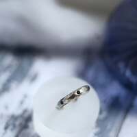 Les Terres Noires 🌋
Au coeur des déserts volcaniques d’Islande, les roches noires portent toutes en elles l’écho d'un feu puissant🔥
Les légendes racontent que les terres noires abritent des forces endormies. Des géants figés par l’aube, des sorcières cachées dans la lave, des souvenirs brûlants des éruptions passées.
Chaque pierre noire, garde la mémoire d’un volcan et d’un cœur qui a un jour cherché à se libérer 🌋
Il y a, dans l’Islande, un appel que seuls ceux qui portent en eux un feu ardent entendent vraiment. Un appel ancien, venu des profondeurs de la terre..
L’Islande parle aux coeurs qui lui ressemblent. Par ce que eux aussi portent des éruptions anciennes, de feux prêts à jaillir.
La douceur n’empêche pas la lave.. 🌋
Cette bague est née de ces terres de légende. Sa texture rugueuse, brute, est façonnée par le feu puis refroidi par la nuit 🔥
Tout en argent massif 925 et ornée de trois spinelles noires, un modèle intemporel lui aussi 🖤
Entièrement faite main par mes soins à l'atelier 🤲🏻
Pièce unique, disponible lundi 8 décembre à 20h pour la sortie de la nouvelle collection ~ La Poésie du Froid ~ 🤍🌬️❄️
#cybijoux #hiver #witch #metalsmith #jewellery #sterlingjewelry #winterwitch #artist #witchyvibes #jeweler #jewelry #christmasaesthetic #jewellerydesign #bijouxfaitmain
#silverjewelry #artisanat #faitmain
#artisandefrance #winteraesthetic #hiver #christmasgiftideas #winter #neige #noelaesthetic #ideecadeau #christmas #snow
#cadeaufaitmain #noel2025 #island