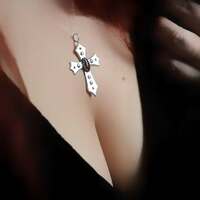 La Veilleuse 🌗 

En cette nuit de la Noaptea Strigoilor ou les morts marchent parmi les vivants, dans les maisons, les flammes tremblent et les cœurs se ressèrent.. Chacun sait qu’il faut veiller 🔥 

En protection, on dresse des croix aux portes, aux fenêtres, à l'entrée des granges. On suspend des gousses d’ail, on trace des cercles de sel autour des lits. Les prières se mêlent aux incantations, et la peur devient presque sacrée, comme une offrande à la nuit pour qu’elle passe sans emporter nos âmes 🌗 

Dans le silence de la nuit, Les strigoï rôdent, mais la croix, qu’elle soit de fer, d’argent ou de cendre, tient la frontière 🧛🏼‍♂️ Elle devient le talisman du seuil, elle ferme les chemins ✝️ 

Bien avant d’être un symbole religieux, la croix représente l’union des mondes, le ciel et la terre, l’ombre et la lumière, la vie et la mort. Elle relie ce qui s’oppose, rétablit l’équilibre dans le chaos, trace un point d’ancrage dans le passage des forces invisibles. 

Inspirée des veillées de la Noaptea Strigoilor, elle est un bijou de protection et d’équilibre, un symbole ancien qui veille. 

Quand la nuit s’épaissit et que les frontières se brisent, elle rappelle que le véritable pouvoir ne réside pas dans la fuite de l'obscurité, mais dans la lumière qu’on porte en soi. ✨ 

Pour cette dernière master pièces, je vous présente ce soir un colier talisman en argent massif 925, entièrement réalisé main à l'atelier par mes soins 🔥 

Une croix protectrice en argent, ornée en son cœur d'un merveilleux grenat rouge puissant et de délicates spinelles au noir profond à chacune de ses extrémités ✨ 

Cette nuit est un passage.
La dernière de notre voyage sur la Route des Sorcières, là où le monde visible s’efface pour révéler ce qui veille derrière le voile. 

Demain, la lumière reviendra.
Les strigoï retourneront au silence de la terre, et les sorcières garderons leurs incantations. Mais le chemin, lui, ne s’arrête jamais.. 

Quand l’hiver se lèvera sur d’autres terres, nous reprendrons la route, vers de nouveaux royaumes, d’autres légendes, et d’autres mystères qui n'attendent que nous pour être explorer 🖤 

Pièce unique, disponible demain, le lundi 13 octobre à 20h.