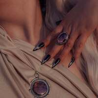 Les braises du commencement 🌅
Avant de quitter l’aube, laissez-moi vous confier une dernière histoire 💜
Dans de vieux récits, on raconte que le ciel d'Aube ne s’illumine pas.. Il s’embrase 🔥
Chaque matin, à l’instant délicat où la nuit se retire, un feu invisible se rallume au bord du monde.
Un feu premier.
Né avant les hommes.
Né avant les mots.
Ni brûlant, ni destructeur.
Un feu de création, celui qui ranime chaque jour.
Les braises du commencement 🔥
Celles qui réveillent le ciel et rappellent au monde qu’il est vivant 🙏🏻
Il se dit qu'à l'Aube du monde, le Soleil fut forgé dans un brasier divin, martelé avec force jusqu’à devenir le cœur battant du ciel ☀️
Depuis, chaque aube serait l’écho de cette forge originelle. Un instant suspendu où le ciel se souvient de sa propre naissance 🌅
Les nuances de roses, d'or et de cuivre qui traversent l'horizon sont les souvenirs de ce feu, portées par le ciel, pour ne jamais oublier que chaque jour est un renouveau 🔥
Ces bijoux portent la mémoire précieuse de ce moment unique. Une bague et un médaillon en argent massif 925, entièrement réalisés main par mes soins à l'atelier ✨
Chacun protège une incroyable labradorite aux reflets de magie, et pour le médaillon de délicates pierres de tourmaline rose et de citrine jaune sertissent l'ensemble du bijou 🩷
J'ai gravé au revers du médaillon, ces mots, offerts comme un serment ancien, " Rallumer le feu " pour vous souvenir chaque jour de réanimer votre feu intérieur 🔥
Vous pouvez d'ailleurs découvrir ici les premieres photos réalisées en collaboration avec @feaphenixphoto, merci beaucoup pour ton travail 📸 🥰 N'hésitez pas à aller à la rencontre de son univers ✨
📸 1 & 10 : Photographe @feaphenixphoto
Modèle photo : camille_fshr_
📸 6 : Photographe et modèle @feaphenixphoto
Pièces uniques, disponibles lundi 23 mars à 20h pour la sortie de la nouvelle collection Les Couleurs du Ciel ~ 🌅☁️✨
#cybijoux #jewelry #skylover #skyjewelry #celestialjewelry