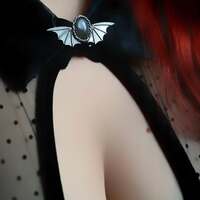 Le souffle des Carpates 🦇 

Notre route des sorcières s’enfonce à présent dans les brumes épaisses de la Roumanie. Les Carpates, là où les montagnes se dressent en secret sous la lune 🌑 

Au coeur de ces terres oubliées dort le souvenir de Vlad Tepes, le prince qui inspira la légende du vampire Dracula, seigneur des ombres et gardien de la nuit. Figure à la fois historique et spectrale, devenue symbole de l’ombre éternelle 🧛🏼‍♂️ 

La nuit, on dit que son esprit prend encore la forme d’une mystérieuse chauve-souris, glissant entre les tours de pierre de son château et les forêts endormies 🦇 

Dans les croyances anciennes, la chauve-souris est une âme protectrice, un être de passage entre les mondes, capable de sentir ce que la lumière du jour ignore 🌓

Elle est messagère de transformation et de renaissance. Elle incarne la métamorphose et le mouvement. Elle nous enseigne que les ténèbres ne sont pas à craindre, mais à explorer 🖤 

Elle vous invite à voir les choses autrement, danser avec vos nuits et à renaître de vos ombres  🦇 

C’est ici que commence la part la plus obscure de notre voyage.. 🌑 

Ce soir c'est une broche en argent massif 925 que je vous présente. Toujours entièrement faite main à l'atelier ✨ 

De délicates ailes de chauve-souris qui protègent une merveilleuse pierre de lune noire aux reflets de magie 🦇 

Je l'ai voulu dans une esthétique particulièrement victorienne et gothique  🧛🏼‍♂️ 

Portée près de la gorge, lieu de souffle et de sang, elle devient un talisman d’intuition et de transformation 🦇 

A porter en bord de col, sur une jolie tenue, pour fermer une écharpe ou un gilet, à mettre sur un chapeau, une paire de chaussures ou encore un sac à main, elle vous accompagnera partout où vous en avez besoin 🖤 

Pièce unique, disponible lundi prochain, le 13 octobre à 20h pour la nouvelle collection ~ La route des Sorcières ~ 🧙‍♀️🐈‍⬛✨ 

#cybijoux #creatricefrancaise #witch #witchjewelry #metalsmith #jewellery #sterlingjewelry #witchcraft #artist #witchyvibes #jeweler #jewel #jewellerydesign #dracula
#autumn #vampire #pumpkin #magic #autumniscoming #pumpkinseason #halloween #spooky #samhain #fall #pumpkins #fallvibes #autumnvibes #s