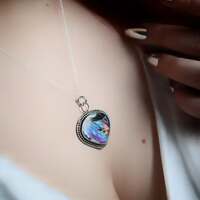 La porteuse de lumière 🌈
Vous savez, la lumière trouve toujours un chemin..✨
Le soleil qui a transpercé notre tempête nous offre le plus beau des spectacles 🌈
Les arcs-en-ciel sont des passages.
Dans les légendes anciennes, ils sont des ponts entre les mondes, des routes de lumière où circulent les messagers, des promesses, des espoirs revenus de loin ✨
Ils apparaissent au cœur de l'orage, ou lorsqu'il se retire, comme une récompense du ciel pour les tempêtes affrontées 🌪️
Ils se forment lorsque la lumière du soleil traverse la pluie et que chaque goutte devient un prisme. La lumière y entre, se courbe, se disperse, puis nous revient transformée en couleurs.
Une magie unique ✨
Mais sans pluie, pas d'arc-en-ciel..
Il est notre rappel que même pour faire naître les plus belles choses, il faut du soleil mais aussi de la pluie 🌈
Alors pour toutes celles qui traversent les tempêtes en gardant avec magie leur lumière, j'ai créé ce collier talisman unique. En argent massif 925 toujours fait main à l'atelier ✨
Il protège une incroyable labradorite dans lequel vous pouvez voir se dessiner avec magie des arcs-en-ciel 🌈
Au dos, comme un secret bien gardé rien qu'à vous, j'y ai gravé ces mots " porteuse de lumière " pour ne jamais oublier qu'elle est en vous, partout, tout le temps ✨
Pièce unique, disponible lundi 23 mars à 20 h pour la sortie de la nouvelle collection ~ Les Couleurs du Ciel ~ 🌅☁️✨
#cybijoux #jewelry #skylover #skyjewelry #rainbow