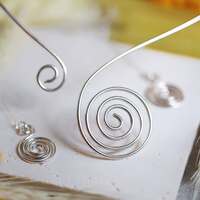 Le Mouvement Éternel 🌀
Depuis toujours la spirale accompagne les récits ✨
Gravée dans les pierres du monde entier par les peuples anciens, elle est l’un des symboles les plus vieux de l’humanité. On l'associe aux cycles de la nature, au mouvement du soleil, au passage des saisons et au renouvellement perpétuel de la vie 🌀
Dessinée dans les rouleaux des vagues qui s'écrasent depuis la nuit des temps sur les berges, pour représenter le soleil, dans la douceur des coquillages, la délicatesse des fougères, les colonnes de vent qui font danser les champs, les mystères des galaxies.. La spirale est partout, et elle nous raconte toujours le même secret : rien n'est immobile, tout avance au rythme des cycles du monde.
Au coeur de l'été, à l’image du soleil qui atteint son apogée avant d'entamer lentement son retour vers l’hiver, la spirale rappelle que tout est mouvement, évolution et transformation 🌀
Elle nous raconte le cheminement éternel des saisons, l'expansion de la vie et le retour inévitable du cycle ☀️
Elle ne suit jamais une ligne droite, elle avance en tournant encore et encore, comme les directions que nous empruntons au fil de nos vies et nos transformations silencieuses.
Forgées d'argent, ces spirales sont des fragments de ce mouvement éternel pour vous rappeller que rien n'est jamais immobile, figé, que tout est mouvement et évolution même quand vous pensez le contraire 🌀
Ce soir ce sont trois colliers spirales que je vous présente, deux délicats médaillons talismans et une jolie torque douce et légère à porter ✨
Tous en argent massif et fait main à l'atelier.
Disponibles le lundi 20 juillet à 20h pour la nouvelle collection ~ Un Été Sacré ~ ☀️🌾🔥
#cybijoux #summerjewellery #witchjewelry #jewelry #summer