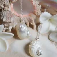 Pū - L'appel des Dieux 🐚 

L'océan se souvient toujours 🌊 

Il existe une voix plus ancienne que celle des hommes, celle du Pū 🐚 

Façonné dans la spirale d’une conque marine, il n’est pas un simple coquillage, mais un souffle sacré. 

Quand on porte nos lèvres à son seuil et qu’on y libère l’air, un son s’élève, profond, grave, puissant, comme l’appel des Dieux traversant le vent. 

Autrefois, son écho annonçait le retour des guerriers, la venue des navigateurs, le lien des hommes aux dieux et l’ouverture des cérémonies. 

Mais on dit que son son ne s’éteint jamais vraiment, qu’il roule encore et encore sur les vents, portant les prières jusqu’à l'océan 🌊 

Mais sa véritable magie réside dans son rôle invisible.. Il ouvre des passages en dedans 🐚🙏 

Ce soir c'est ce sont deux colliers talismans que je vous fait découvrir ✨️ 

De merveilleux coquillages de turbo nacrés montés sur une chaîne d'argent 🐚 

Diponibles lundi prochain, le 28 juillet à 20h pour la nouvelle collection ~ Les Chants Du Pacifique ~ 🏝🌺🐚 

#cybijoux #metalsmith #silverjewelry #jewelry #jewellerydesign #summer #silver #handmadejewelry #polynesian #tahiti #maori #hawaii #polynesia #newzealand #aotearoa #handmadejewelry #tahitianpearljewelry #tahitianpearls #tiki #mana #koru #tribal #tatau #sea #polynesianjewelry #tahitianjewelry #maorijewelry #moana #shell