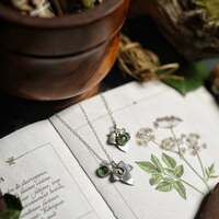 Lierre  - Les veilleurs d'âme 💚 

Il s’élève sans un bruit, s’enlace délicatement autour des troncs et  grimpe avec magie le long des vieux murs, comme s’il cherchait à rejoindre le ciel 🌿 On dit qu'il tisse des liens entre les mondes ✨️ 

Le lierre défie le passage des saisons et reste toujours vert. Il incarne la force de la nature indomptée 💚 

Il porte en lui la promesse que la vie trouve toujours son chemin. Symbole de loyauté, d'attachement profond et de persévérance, le lierre murmure à l’âme que ce qui est enraciné en nous peut braver toutes les tempêtes. 

En magie verte il est protecteur. 
Un bouclier précieux 🌿
Gardien des foyers, il écarte les énergies néfastes et tisse une barrière autour de ceux qu’il entoure. 

On glisse parfois ses feuilles sous l’oreiller pour apaiser les songes, ou on le suspend aux portes pour protéger le lieu ✨️ 

Ce soir ce sont deux petits médaillons talismans que je vous fait découvrir. En argent massif 925 et toujours entièrement fait main par mes soins à l'atelier 🧙‍♀️ 

De délicates feuilles de lierres et leurs merveilleuses pierres de serpentine au vert profond 🌿 

Des médaillons en superposition qui peuvent être portés ensemble ou séparément suivant vos envies 💚 

Disponibles le lundi 19 mai à 20h pour la nouvelle collection ~ Sorcières Vertes ~ 🌿🧙‍♀️🍵 

#cybijoux #metalsmith #bijouterie #magic #witch #witchlife #jewelry #jewellerydesign #ladysmith  #faitmain #handemade #greenwitch #green #mysticjewelry #slowcraft  #witchvibes #naturalwitch #plants #silverjewelry #botanical #forest #Witchjewelry #Naturemagic #Forestwitch #Magicaljewelry #Herbalwitch #Esoteric #Artisanbijoutier #Handemade #Instawitch