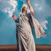 Les esprits libres 💙 

Dans les traditions chamaniques, on dit que tout ce qui vit sur la terre se partage, que les objets passent de main en main, que les corps se lient, se délient, se rencontrent. 

Mais que le ciel, lui, échappe à toute prise ☁️ Il ne se découpe pas, ne se capture pas. Il est est le seul espace qui n’appartient à personne. Il n'est pas territoire. 

Mais il est le refuge des esprits libres, des rêves grands, de ce qui circule sans être retenu 💙 

Regarder un ciel bleu, c’est se souvenir qu’une part de nous
n’a jamais été possédée. 

Et que c'est là, que commence notre vraie liberté.. ☁️ 

Ce soir c'est une parure complète que je vous fais découvrir. Un collier, une bague et une paire de boucles d'oreilles en argent massif 925 et toujours entièrement fait main à l'atelier ✨ 

Ils protègent tous de merveilleuses pierres d'Agate plume doublet dans laquelle se dessine un ciel bleu puissant et ses nuages délicats 💙 

L'agate plume doublet est une pierre d'agate plume naturelle qui a été doublée par l'Homme avec un fond de couleur. 

J'ai gravé au revers du médaillon, ces mots " Esprit libre " pour toujours chérir votre liberté comme un trésor 🙏🏻💙 

Alors vous êtes plutôt collier, bague ou boucles d'oreilles ? Ou les trois 😏✨

Pour cette parure, voici de nouvelles jolies photos en collaboration avec @feaphenixphoto 📸✨ 

📸 1, 8 & 11 :  Photographe @feaphenixphoto
Modèle photo : camille_fshr_
📸 5 & 15  : Photographe et modèle @feaphenixphoto 

Pièces uniques, disponibles lundi 23 mars à 20h pour la sortie de la nouvelle collection Les Couleurs du Ciel ~  🌅☁️✨ 

#cybijoux #jewelry #skylover #skyjewelry #celestialjewelry