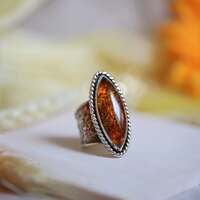 Le passage 🔥 

Le feu ouvre le passage.. 
En ce temps de Litha, il devient un seuil sacré ✨ 

Depuis des siècles pour célébrer le solstice d'été, des feux sont allumés sur les collines, dans les clairières, aux frontières des villages, pour célébrer le jour le plus long de l'année et pour embraser la nuit la plus courte 🌔 

On dit que leur lumière portait les bénédictions du soleil jusqu'aux moissons à venir, protégeait ceux qui dansaient autour de leurs flammes, éloignait les mauvais esprits et préservait les foyers ☀️ 

Le feu du solstice est celui de la gratitude, de la joie, de l'abondance mais aussi celui de la transformation et de la purification. Il éclaire les portes que l'on n'ose pas franchir, renforce nos intentions, dissipe nos ombres, nos hésitations et nous révèle de nouveau chemin.. 

Les flammes de Litha nous invitent à ne plus nous cacher derrière nos doutes.
À danser avec notre propre puissance.
À laisser jaillir notre lumière  ☀️
À accueillir pleinement celle ou celui que nous devenons 🧡 

Il nous offre un passage vers le renouveau 🔥 

Ce soir pour préparer l'arrivée de Litha et du passage du solstice c'est une bague unique que je vous présente. En argent massif, taille réglable pour s'ajuster à toutes les morphologies et à tous vos besoins, et toujours entièrement faite main à l'atelier. 

Elle protège une ambre incroyable, au feu puissant. Portée par un anneau que j'ai voulu texturé d'un effet brûlé 🔥 

En son cœur j'y ai gravé avec magie " Le feu ouvre le passage " pour ne jamais oublier que chaque fin de cycle porte en elle un nouveau commencement ✨ 

C'est un pièce unique, disponible le lundi 20 juillet à 20h pour la nouvelle collection ~ Un Été Sacré ~ ☀️🌾🔥 

#cybijoux #solstice #sorcière #litha #bijoux