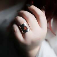 La voix du soleil ☀️

Puis, après la pluie vient le beau temps.. Le soleil vient transpercer les nuages, et mettre fin à la tempête 🌤️

Depuis la nuit des temps, l'humanité lève les yeux vers lui. Le soleil est l’un des symboles les plus anciens et les plus sacrés. Le cœur battant de notre monde ☀️ La source première, la vie elle-même, la force invisible qui nourrit chaque être vivant.

Dans presque toutes les civilisations, le soleil est devenu un symbole de vie, de puissance et de renaissance. Les Égyptiens voyaient en lui la force créatrice, celle qui fait naître le monde chaque matin. Les peuples Nordiques l’associaient à la continuité du temps, au retour de la lumière et de la vie. Les civilisations Incas, elles, le vénéraient comme Inti, l’ancêtre protecteur de leur peuple.. Dans beaucoup de traditions, il est aussi l’image de l’âme éveillée, de la clarté d'esprit et de la vérité.

Partout, le soleil incarne cette même promesse, la vie qui renaît, le cycle éternel des jours, la puissance retrouvée, la victoire de la lumière sur l’obscurité 🌱

Un symbole puissant de renaissance, de vitalité, de chaleur retrouvée, de clarté et de force intérieure ☀️

Une présence ancienne qui veille sur vous, prête à illuminer tous ceux qui portent sa lumière. Car même derrière le ciel le plus sombre, le soleil continuera toujours de briller ✨

Pour toujours garder sa lumière précieuse près de vous, c'est une bague unique ce soir que je vous présente. En argent massif 925, taille réglable et toujours fait main à l'atelier 🔥

En son cœur elle protège une merveilleuse pierre de soleil d'une qualité incroyable, aux reflets de lumière de milliers de paillettes ✨

Une des plus belles que j'ai eu la chance de travailler 🥹

Pour l'accompagner, de chaque côté j'y ai gravé un soleil protecteur ☀️

Pièce unique, disponible lundi 23 mars à 20 h pour la sortie de la nouvelle collection ~ Les Couleurs du Ciel ~ 🌅☁️✨
#cybijoux #jewelry #skylover #skyjewelry #sun