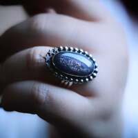 Les Étoiles de Minuit 🌌 

La nuit recoud ce que le jour a déchiré 🪡 

Elle dépose ses ombres comme des couvertures délicates. Elle étire le ciel jusqu’à l’infini et s’installe dans les creux, dans les brèches, dans les manques 🌌 

Et doucement,
sans même que vous vous en rendiez compte, elle rassemble déjà un peu de vous dans le creux du silence.. 

Ce soir c'est une bague unique que je vous présente. En argent massif 925, et toujours entièrement faite main à l'atelier 🤲🏻 

Elle protège une merveilleuse pierre de iolite aux reflets de galaxie et de milliers d'étoiles ✨
Pour vous accompagner au coeur de vos nuits et y trouver toujours un peu de lumière pour vous guider 🌌 

Pièce unique, disponible lundi , le 23 mars à 20h pour la sortie de la nouvelle collection Les Couleurs du Ciel ~  🌅☁️✨ 

#cybijoux #jewelry #skylover #skyjewelry #space