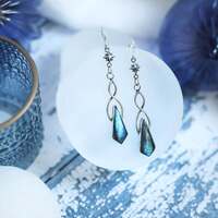 Le chant de l'étoile du Nord 🌟
Lorsque la nuit devient si profonde qu’elle semble recouvrir le monde, une seule lumière reste immobile, fidèle comme une promesse. Les anciens l'appelaient l’étoile du Nord.
Sous sa lueur, les errants retrouvent leur voie depuis la nuit des temps.. ✨
Symbole précieux de stabilité et de quête intérieure, sa magie guide les âmes depuis toujours. Elle parle à ceux pour qui chaque souffle de vent est une invitation à traverser des frontières invisibles ❄️ Elle murmure des chemins oubliés. Elle chante à ceux qui portent en eux un morceau de nuit, leur racontant comment des voyageuses qui suivent la danse des aurores ont retrouvé le chemin des mondes cachés.
Les peuples Samis disent qu’en son cœur brille la femme du ciel, une gardienne silencieuse des légendes scandinaves. Sa lumière veille sur les pas de ceux qui traversent l’hiver, elle guide ceux qui marchent dans l’obscurité et maintient l’équilibre fragile entre les mondes 🌠
Mais l’étoile du Nord n’indique pas seulement une direction. Elle révèle aussi une intention. Elle pointe vers ce que l’âme cherche même quand la raison l’ignore : la voie juste, le passage sûr, le bon chemin.
Ceux qui marchent en silence dans le noir le savent bien, quand le doute se glisse dans vos pas, quand l’obscurité devient trop vaste, n'oubliez surtout pas de lever les yeux 🌟
Car ce n'est pas la destination qui compte, c'est le chemin, et vous êtes sur le bon chemin.. 🤍
Ce soir c'est une paire de boucles d'oreilles unique que je vous présente.
En argent massif 925 entièrement faites main à l'atelier
Elles protègent de merveilleuses pierres de labradorite au bleu éclatant et ses étoiles précieuses qui veillent sur vous 💙
Pour ne jamais oublier que vous êtes sur la bonne voie 🌟
Pièce unique disponible lundi 8 décembre à 20h pour la sortie de la nouvelle collection ~ La Poésie du Froid ~ 🤍🌬️❄️
#cybijoux #hiver #witch #metalsmith #jewellery #sterlingjewelry #winterwitch #artist #witchyvibes #jeweler #jewelry #christmasaesthetic #jewellerydesign #bijouxfaitmain
#silverjewelry #artisanat
#artisandefrance #winteraesthetic #hiver #christmasgiftideas #winter #neige #noelae