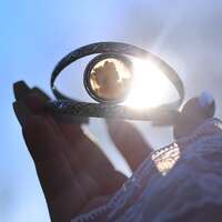 Le Souffle des Néphélées ☁️
Puis notre ciel change doucement de visage.. Il se couvre lentement, acceuil ses premiers nuages, précieux annonciateurs de métamorphose ☁️
Les nuages portent en eux les secrets les plus enfouis du ciel. Les rêves du vent, les promesses d’orage et les mystères suspendus entre l’ombre et la lumière ⛈️
Lorsque le ciel commence à se couvrir,
certains disent que les Néphélées s’éveillent ✨
Dans la mythologie grecque, les Néphélées étaient des nymphes qui habitaient les nuages. On dit qu'elles glissaient dans le ciel avec une grâce invisible, modelant des formes mouvantes et cotonneuses
que le vent emporte lentement au-dessus du monde ☁️
Que certaines étaient douces comme la brume du matin. D’autres portaient dans leurs bras les pluies fertiles. Et que d'autres encore retenaient avec puissance la colère des dieux ⚡
Les Grecs voyaient dans ces métamorphoses la liberté du ciel lui-même.. Rien n’y reste figé, tout s’y transforme, tout s’y déplace, doucement 🤍
C'est peut-être cela que nous rappelle les nuages. Que tout passe, tout se transforme, tout est mouvement, et que même ce qui peux sembler immobile est déjà en train de changer ☁️
Ce bijou est né de ce moment suspendu, où les Néphélées traversent le ciel ✨
Un fragment de nuage protégé dans un coeur d'argent 🤍
Un bracelet unique, en argent massif 925, toujours fait main à l'atelier.
Il protège en son cœur une incroyable pierre d'agate dans laquelle la lumière avec magie vous révélera de delicats nuages ✨☁️
Pièce unique, disponibles lundi 23 mars à 20 h pour la sortie de la nouvelle collection Les Couleurs du Ciel ~ 🌅☁️✨
#cybijoux #jewelry #skylover #skyjewelry #jeweler