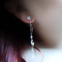 Les murmures de la foudre ⚡ 

L’éclair est l’une des manifestations les plus puissantes de la nature 🌩️ 

Il naît lorsque l’énergie accumulée dans les nuages devient trop intense et que le ciel cherche un chemin pour s'en libérer. En une fraction de seconde, une décharge de lumière traverse le ciel, pouvant atteindre plus de 30 000 °C. 

Depuis toujours, ce phénomène fascine le monde. Dans de nombreuses traditions, l’éclair est perçu comme un feu venu du ciel, un message Divin, un signe de puissance, de transformation ou de révélation ⚡ 

Parce qu’il surgit soudainement et éclaire l’obscurité, il est devenu un symbole universel d’intuition et de prise de conscience 🌩️ 

Porter le symbole de l’éclair, c’est se rappeler cette force. C’est garder près de soi une étincelle pour pouvoir traverser la nuit et révèler ce qui est invisible 🖤 

L’éclair évoque l’élan, la clarté et le courage d’avancer lorsque tout semble encore obscur.. Car comme au coeur du ciel, la lumière peut surgir en nous à tout moment ⚡ 

Ce soir c'est une paire de boucles d'oreilles unique que je vous présente, et deux petites paires de puces d'oreilles. Toutes en argent massif et entièrement faites main à l'atelier ✨ 

Pour porter la foudre à vos oreilles, des éclairs délicats qui se balancent tout en douceur. Ornées de topaze blanche sculptées à facettes pour la lumière et de jolies perles de verre aux couleurs holographiques. 
Très légères à porter ⚡ 

Puis deux paires de clous d'oreilles en forme d'éclair 🌩️ 

Disponibles lundi 23 mars à 20 h pour la sortie de la nouvelle collection ~ Les Couleurs du Ciel ~ 🌅☁️✨

#cybijoux #jewelry #skylover #skyjewelry #orage