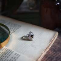 Bijoux de Magies restaurées ✨️ 

Ce soir ce sont deux nouveaux bijoux de magies restaurées qui cherchent à continuer d'écrire leurs histoires auprès de vous  🤍 

La Solaire ☀️
Bague en argent massif des années 60. Elle protège de merveilleuses pierres de citrine au jaune solaire et éclatant. Elle capte la lumière avec magie et la diffuse avec douceur ✨️
Un éclat de soleil et de joie à portée de main, pour rayonner et réchauffer les cœurs 💛
C'est une taille fixe 60 

L'Éthnique 💙
Bague en argent massif. Un bijou d'origine Afghane, datant des années 70, chargée d'histoire et de mystère.
Merveilleusement ouvragée par un savoir faire ancestral et entièrement sertie de superbes pierres de lapis lazuli. Une bague précieuse, à la croisée des cultures et du temps ✨️
C'est une taille fixe 58 

À qui ont-elles déjà appartenu ? Combien d'aventures merveilleuses ont-elles déja vécues ? 

Chaque bijou ancien est toujours choisi avec soin car j'entends murmurer leurs souvenirs 🕰 

Que j'aime cette idée d'avoir un morceau d'histoire entre nos mains, de pouvoir la deviner mais surtout continuer à l'écrire.. 🤲 

Elles sont en parfait état. Entièrement restaurées avec patience par mes soins à l'atelier pour leurs redonner leur éclat ✨️ 

Fait main, poinçons légaux apposés. Chaîne d'origine. 

Ce sont des pièces uniques, elles sont disponibles dès maintenant sur la boutique en ligne 🤍 

#cybijoux #metalsmith #silverjewelry #jewelry #jewellerydesign #ladysmith  #faitmain #handemade #artnouveau #smallbusiness #bijouterie #vintage #vintagestyle ##vintagejewelry #antiquejewelry #history #love
#bijouxvintage #bijouxanciens #slowmade #artisandefrance