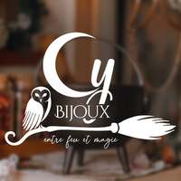 Bonsoir à tous, 

Après cette longue pause estivale, qui m'a fait le plus grand bien, je suis très heureuse de vous retrouver 🧡

Et quoi de mieux pour cette rentrée que de vous présenter les nouveaux logos de l'atelier ✨

Ça fait déjà plusieurs années que j'avais envie de changer cette identité visuelle qui ne me correspondait plus assez. Pour entreprendre ce grand travail à mes côtés, le choix était une évidence, ma douce amie @marie_branding_intuitif 🖤 

Au-delà du fait qu'elle me connaît très bien et qu'elle a suivi toutes les étapes de l'atelier depuis sa création, c'est sa sensibilité et sa magie que je voulais avoir à mes côtés pour honorer cette belle aventure 🔥

Voici donc le premier des trois logos que nous avons imaginés ensemble ✨

Vous les retrouverez sur les différents supports de l'atelier, au fur et à mesure après épuisement des précédents. Parce qu'évidemment, pas question de tout jeter pour tout réimprimer 🙌🏻

J'ai déjà hâte d'avoir vos retours et de vous présenter les autres 🦉

#cybijoux #metalsmith #atelier #artisan #bijouterie