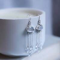 La mémoire du monde 🌧️ 

Vous savez, la pluie ne naît jamais vraiment, elle revient 💧 

Chaque goutte a déjà voyagé, traversé le monde pendant des milliers d'années 🌧️ 

Elle a déjà été mer, brouillard, rivière, neige et pluie diluvienne. Elle a nourri les profondeurs des terres, s’est élevée dans la chaleur des océans pour redevenir vapeur et se rassembler en nuages, guidée par les vents à travers les continents. 

Puis, un jour, elle redescend.
C’est le grand mouvement du monde 🌧️ 

L’eau s’élève, se transforme, voyage, transmet, traverse les terres, nourrit les racines, rejoint les rivières, retourne à la mer… et recommence. 

C'est le cycle de l'eau.
Une douce poésie 🌀 

Depuis la nuit des temps, la Terre répète ce geste ancien. La pluie qui mouille aujourd'hui votre visage est peut-être la même que celle qui a touché les premières forêts, les montagnes anciennes, ou bien la peau de l'un de vos ancêtres… Chaque goutte est une magie unique 💧 Chaque goutte a une histoire plus vieille que nous ✨ 

Quand la pluie tombe, quelque chose recommence 🤍
Elle est la mémoire du monde 🌧️ 

Elle nous enseigne peut-être la chose la plus simple et la plus précieuse, que tout est mouvement, cycle, et que chaque fin est déjà un nouveau départ 💧 

Ce soir, c'est une parure que je vous fais découvrir, en argent massif 925 et toujours entièrement faite main à l'atelier 🤲🏻 

Des boucles d'oreilles et un collier avec leurs nuages, leur pluie délicate 🌧️ 

Les nuages sont en pierre naturelle de péristérite blanche et les gouttes en cristal de roche 💧 

Pour vous habiller de douceur et de légèreté ☁️ 

Disponibles lundi 23 mars à 20 h pour la sortie de la nouvelle collection ~ Les Couleurs du Ciel ~ 🌅☁️✨
#cybijoux #jewelry #skylover #skyjewelry #rain