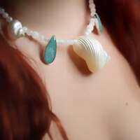 Ta'aroa - La force créatrice 🐚 

Avant le monde, il n’y avait que le silence, le noir et la spirale. Taʻaroa, dieu de la création, caché dans sa coquille, tournait, encore et encore, dans l’obscurité des origines ✨️ 

Chaque rotation ouvrait un espace, une vibration, un souffle, une force dans l'univers 🌀 

Ainsi naquirent le ciel, les vagues et la lumière 🌊 

Sa coquille se brisa et l’océan se déploya comme un rêve infini.
De son cœur jaillirent les vents, les îles, les coraux et les poissons, enfants de Tangaroa 🐠 

Tout ce qui vit porte encore la mémoire de ce mouvement originel, le commencement et l'infini, la spirale des coquillages, le roulis des marées, les cycles sacrés de la vie 🙏 

La force créatrice naît de l’intérieur.. 🩵 Il suffit d'initier le mouvement 🌀 

Ce soir je suis heureuse de vous présenter la toute dernière master pièce de notre collection 🐚✨️ 

Montées sur un délicat fil d'argent, des perles de pierre de péristérite aux reflets magiques, deux pierres d'amazonite incroyables au bleu océan et de merveilleux coquillages irisés à la nacre sacrée 🐚🩵 

Toute l'essence de notre voyage et de la magie des îles 🏝 Douce et légère à porter ✨️ 

J'espère qu'elle vous plaira autant qu'à moi 🩵 

Pièce unique disponible demain, le lundi 28 juillet à 20h pour la nouvelle collection ~ Les Chants Du Pacifique ~ 🏝🌺🐚 

#cybijoux #metalsmith #silverjewelry #jewelry #jewellerydesign #summer #silver #handmadejewelry #polynesian #tahiti #maori #hawaii #polynesia #newzealand #aotearoa #handmadejewelry #tahitianpearljewelry #tahitianpearls #tiki #mana #koru #tribal #tatau #sea #polynesianjewelry #tahitianjewelry #maorijewelry #moana #wales #shell #mermaid