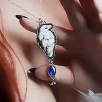 Concours de Noël 🎄🎁✨️ 

Vous êtes très nombreux à m'avoir rejoint ici ces dernières semaines et je vous souhaite à tous la bienvenue dans mon atelier de magie, de bijoux et de voyages ✨️💙🧙‍♀️ 

Vous êtes dorénavant plus de 15 000 âmes à partager cette belle aventure avec moi et c'est magique 🥹 Merci infiniment pour votre présence et votre confiance 🤍 

À l'approche de Noël, j'ai voulu vous faire un cadeau spécial pour fêter tout cela ensemble 🎄 

🕯️ Je vous offre un précieux " Envoyé du Froid " 🪽 

Il est annonciateur de grandes transformations, d'une sagesse et d'une clairvoyance profonde 🤍 

Un collier délicat en argent massif 925 protégeant un incroyable corbeau blanc, réalisé en porcelaine froide, fait à la main par une artisane et consœur ukrainienne 🪽
Accompagné d'un merveilleux saphir bleu, une pierre d'une qualité unique, aux reflets de magie 💙✨ 

Ce bijou sera accompagné : 

✨ D'un lot d'une quinzaine d’illustrations de nos anciens voyages, parfait pour compléter votre jolie collection ☺️
❄️ De plusieurs petites surprises pour les fêtes 🎁 

Pour participer, il faut : 

💙 Être abonné(e) au compte
✨️ Inviter plusieurs personnes, en un seul commentaire , à qui vous aimeriez faire découvrir mon travail et mon univers.
🔥 Repartager la publication (avec les deux 🔄)
🤍 Bonus : partager cette publication en story, en me mentionnant afin que je puisse la voir, pour doubler votre participation ✨ 

Encore merci d'être de plus en plus nombreux à soutenir mon travail, à venir voyager et rêver avec moi ✨️🤍 

L'atelier sera en congé du 24 décembre au 18 janvier.
La boutique en ligne restera ouverte, mais aucun envoi ne sera fait avant le 18 janvier 🙏🏼 

Le ou la gagnant(e) sera annoncé(e) en story lundi 22 décembre ✨️ 

Bonne chance à tous 🍀
Avec magie et amour 🤍
Cy 🌙 

⚠️ Si vous recevez une demande d'un compte avec mon nom et mon logo spécialement pour le concours, ce n'est pas moi. 
Je n'ai qu'un seul et unique compte, celui-ci ! Si vous avez le moindre doute, contactez-moi. 

#cybijoux #witch #jewellery #jewelry  #artisanat #faitmain #christmasgiftideas #winter #ideecadeau #christmas #snow #cadeaufaitmain #noel2025 #yule