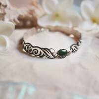 Tatau - La mémoire sacrée 🌀 

Chaque ligne, chaque courbe, chaque point raconte une histoire. Celle d’une lignée, d’un territoire, d’un lien avec les éléments, les dieux ou les ancêtres ✨️ 

En Polynésie, le tatouage est bien plus qu’un ornement. C’est une mémoire vivante, sacrée, transmise par les anciens, inscrite dans la chair, frappée sous la peau comme on grave un serment dans la pierre 🌀 

Le mot  "tatouage " vient d’ailleurs du tahitien " tatau ", qui signifie frapper, marquer. Car traditionnellement, ces motifs étaient gravés dans la peau à l’aide de peignes en os trempés dans de l’encre végétale, frappés à la main. Un rituel long, douloureux, mais profondément spirituel. On ne se faisait pas tatouer pour suivre une mode, on se faisait tatouer pour devenir pleinement soi, quand le temps était venu, pour un passage à l’âge adulte, une victoire, une perte, un lien scellé avec un lieu ou un esprit.. ✨️ 

Le tatoueur, souvent une figure initiée, ne décore pas,
il traduit l’âme 🙏

Se faire tatouer ce n’est pas choisir un motif,  c’est raconter son lien au monde. 

Une danse d’encre entre le sacré, l'histoire et le cœur 🤍 

Ce soir c'est un bracelet de cheville que je vous présente ✨️ En argent massif 925, avec une chaînette pour ajuster la taille si besoin, toujours entièrement réalisée main par mes soins à l'atelier 🔥 

Un bracelet aux motifs sacrés tribaux maori protégeant une délicate pierre de Jade néphrite, pierre précieuse de la culture Maori 💚 

Pièce unique, disponible le lundi 28 juillet à 20h pour la sortie de la nouvelle collection ~ Les Chants Du Pacifique ~ 🏝🌺🐚 

#cybijoux #metalsmith #silverjewelry #jewelry #jewellerydesign #summer #silver #handmadejewelry #polynesian #tahiti #maori #hawaii #polynesia #newzealand #aotearoa #handmadejewelry #tahitianpearljewelry #tahitianpearls #tiki #mana #koru #tribal #tatau #sea #polynesianjewelry #tahitianjewelry #maorijewelry #moana #tribal